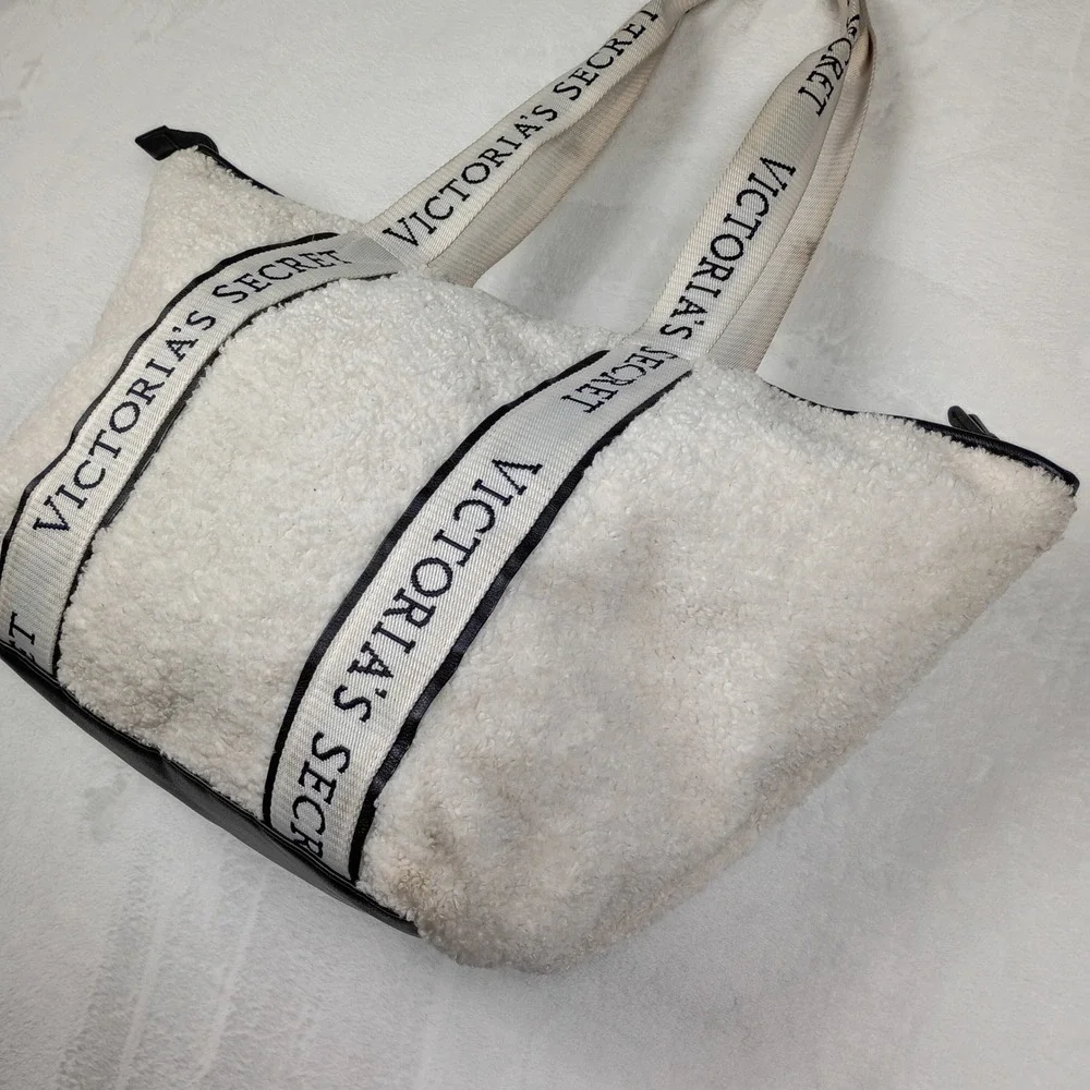 Victoria's Secret Sherpa Fleece Tote Bag Cream Black Logo Strap Large Zip Top‎